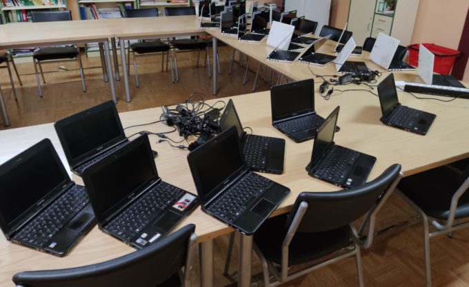 El colegio Cervantes de Santa cruz de Mudela reparte más de 40 ordenadores a  familias