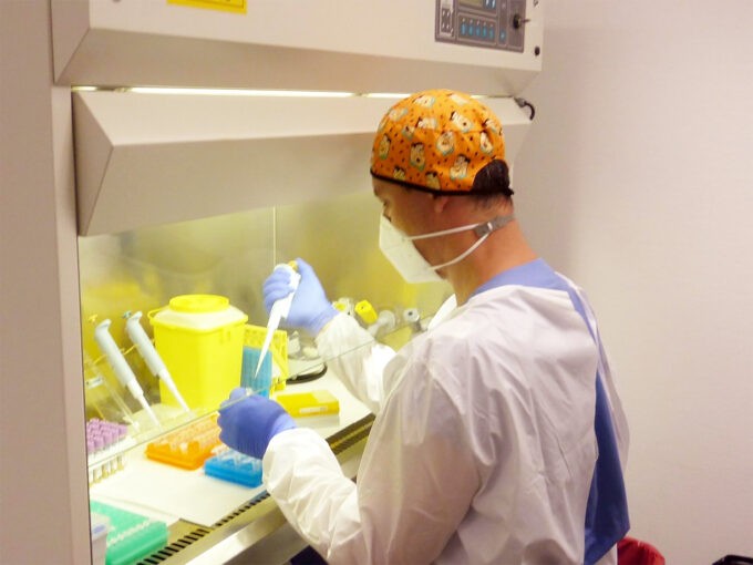  El Hospital de Tomelloso  cuenta con un nuevo equipo para el diagnóstico del Covid-19 que puede realizar más de 200 PCR al día