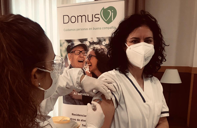  La residencia de mayores DomusVi de Valdepeñas recibe la primera dosis de la vacuna de Pfizer