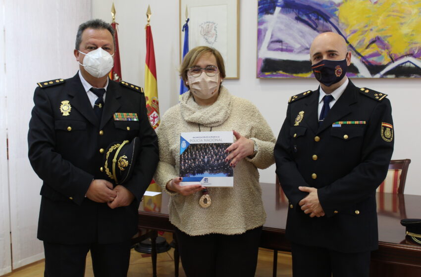  La Policía Nacional entrega al Gobierno regional un ejemplar del libro con motivo del 40 aniversario de la incorporación de la mujer al Cuerpo
