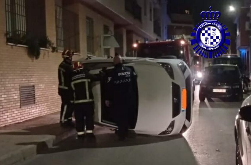  La Policía Local de Valdepeñas abre diligencias a un conductor positivo en alcoholemia que volcó en la vía pública