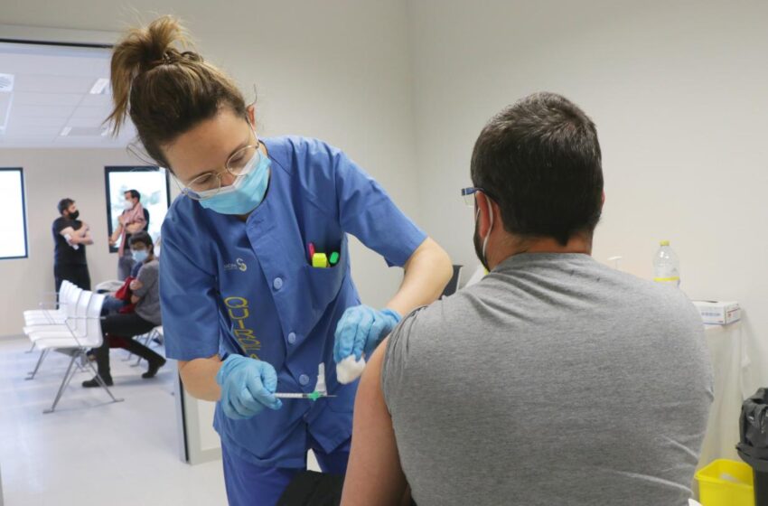  Castilla-La Mancha retoma la vacunación de profesionales esenciales con AstraZeneca