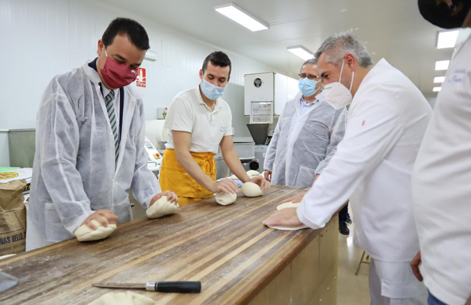  El Gobierno de Castilla-La Mancha apoya a la IGP Pan de Cruz de Ciudad Real y el trabajo de las siete panaderías certificadas que lo elaboran