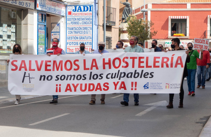  Los Hosteleros de Valdepeñas concentran alrededor de 200 personas para «salvar la hostelería»