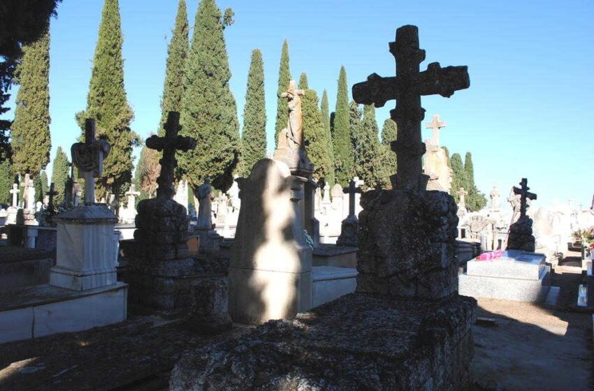  Valdepeñas acerca con rutas turísticas la historia del cementerio y la cultura funeraria en el mes de Todos los Santos