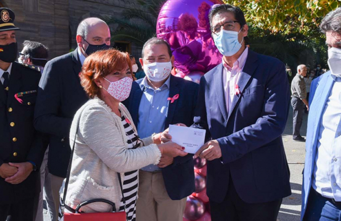  El presidente de la Diputación participa en la lectura del manifiesto contra el cáncer de mama en Puertollano