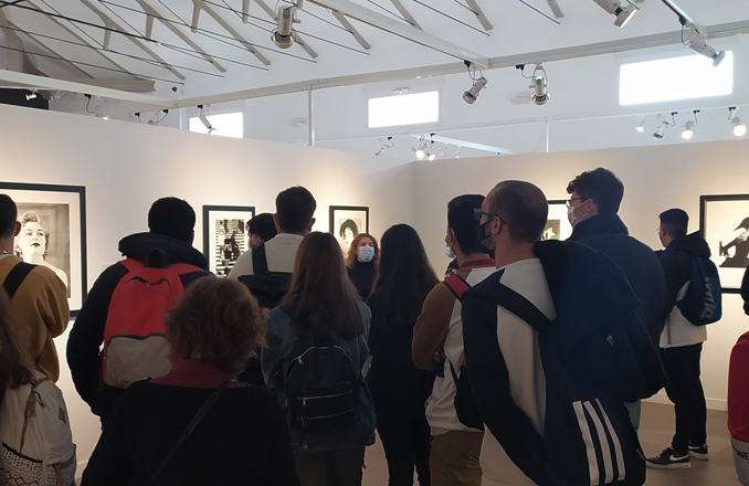  Alumnado de la Escuela de Arte y Superior de Diseño Pedro Almodóvar de Ciudad Real visita la exposición Instantes Decisivos de la Fotografía en el Museo de Arte Contemporáneo