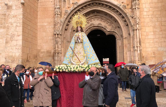  La Virgen de Consolación visita las calles de Valdepeñas en una Salida Extraordinaria