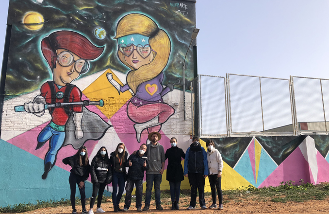 El colegio Virgen de la Cabeza realiza un mural con Superhéroes creados por dos alumnas