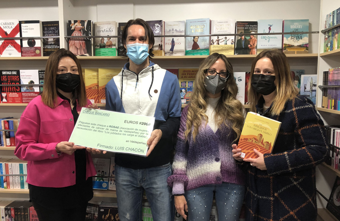  El escritor Valdepeñero Luis Chacón hace entrega de la recaudación de la venta de su libro a Rosae