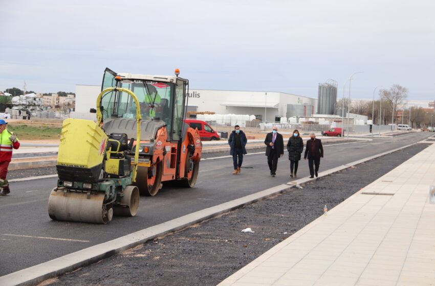  El asfaltado del vial culmina las obras de la primera fase del Sector 5 de Manzanares
