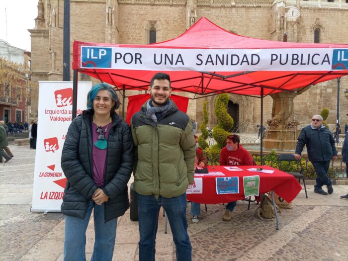  IU Valdepeñas recoge firmas para la defensa de la Sanidad Pública