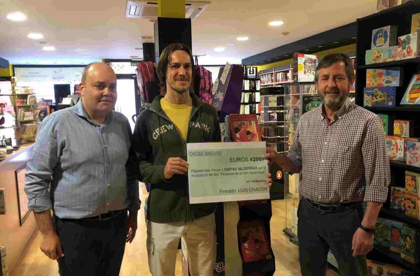  Luis Chacón hace entrega de la recaudación de la venta de su libro a Cáritas