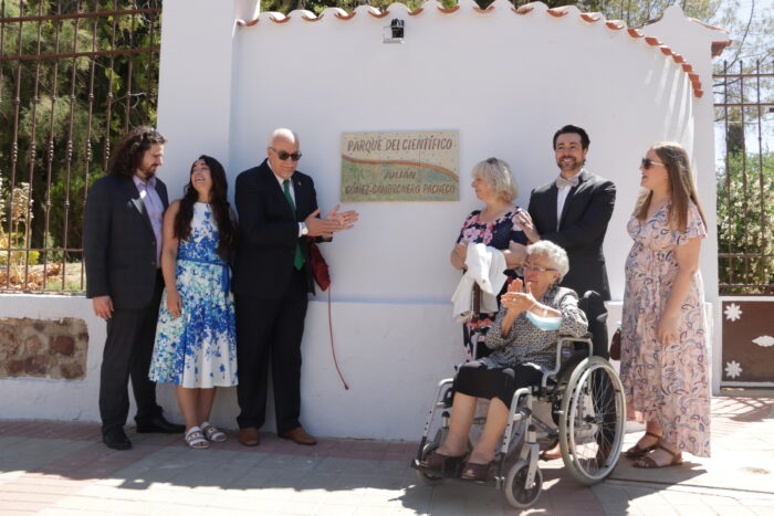 Descubrimiento de la nueva placa del parque del científico Julián Gómez-Cambronero