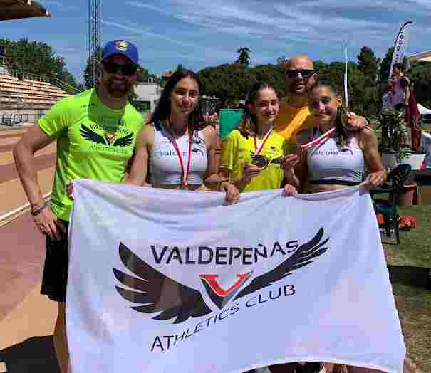  Los atletas del Valdepeñas A.C. Sistemas Valcom dominan la pértiga en el Campeonato de CLM