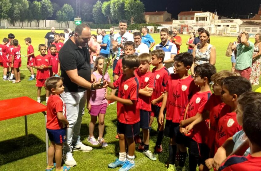  El presidente del CF La Solana, Julián Martín-Zarco, entrega uno de los trofeos