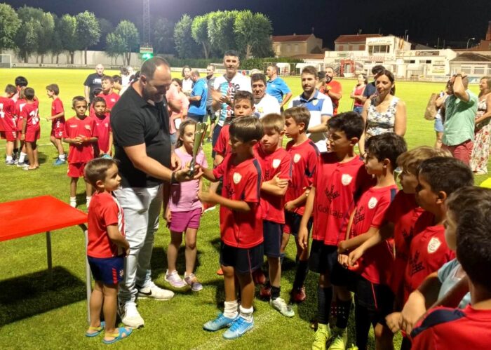 El presidente del CF La Solana, Julián Martín-Zarco, entrega uno de los trofeos
