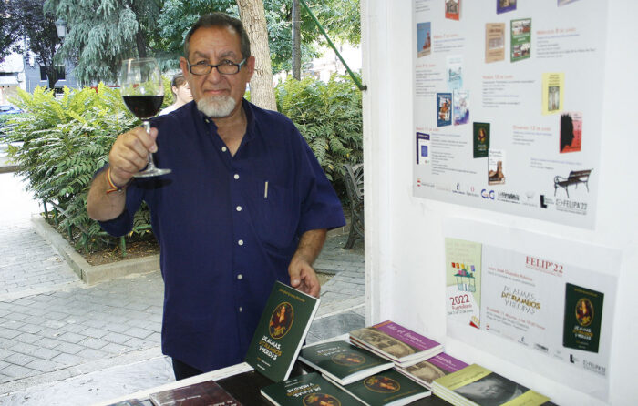Juan José Guardia Polaino brindando, en la Feria del libro de Puertollano, por su libro ‘De almas, ditirambos y heridas’