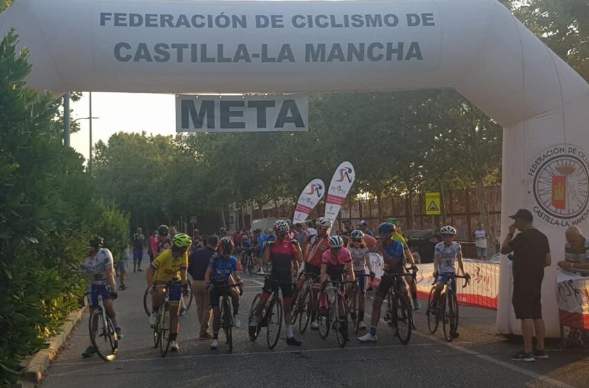  Más de un centenar de ciclistas y el intenso calor protagonizan de nuevo el Trofeo Escuela Ciudad de Talavera