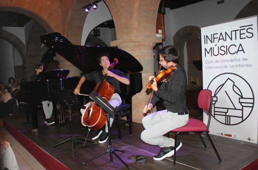  Albéniz Trio deleita al público con ‘El Resurgir del Ave Fénix’ en Villanueva de los Infantes