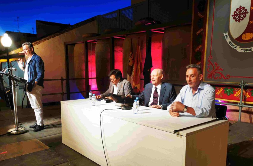  Jesús Martín acompaña a Guillermo Carnero en el Homenaje a la Poesía Vaso XXIV del Ciclo de Vinos Nobles