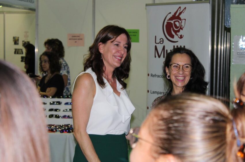  Blanca Fernández inaugura la Feria de Emprendedoras Rurales en Porzuna