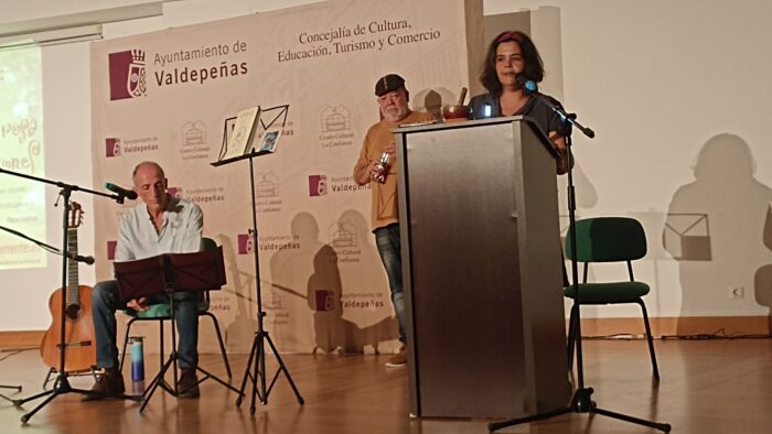  Paco Doblas presenta en Valdepeñas su libro «Yo tengo una rosa con tirabuzones»