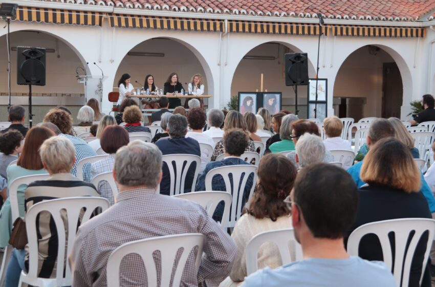  Las ‘Marionetas’ de África Crespo conquistan el patio del mercado municipal de Manzanares