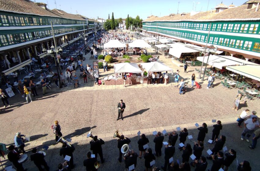  La Plaza Mayor de Almagro se convierte en punto de encuentro de encajeras