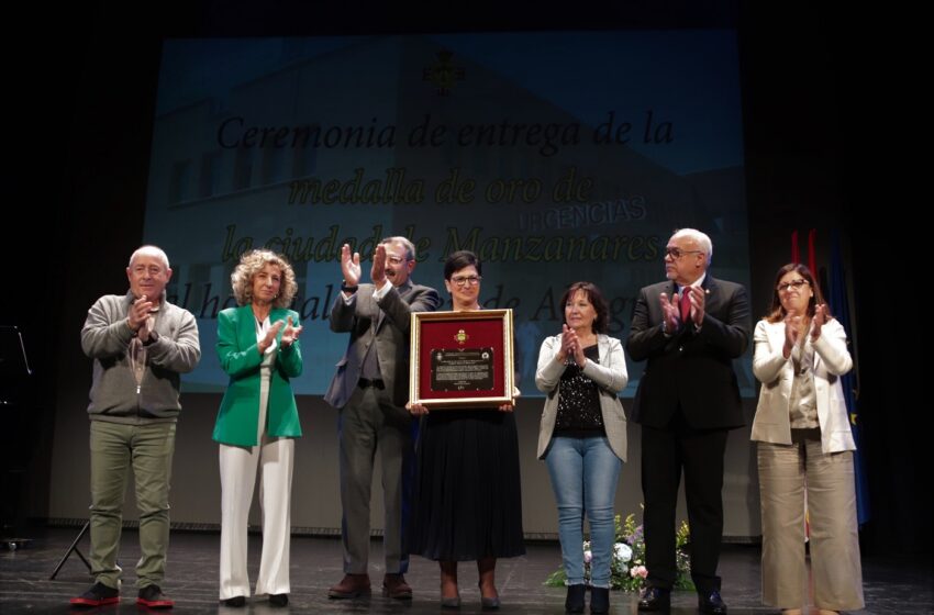  Medalla de Oro para un “hospital de futuro” con 50 años de vida: Manzanares otorgó este reconocimiento al hospital ‘Virgen de Altagracia’ en una emotiva gala