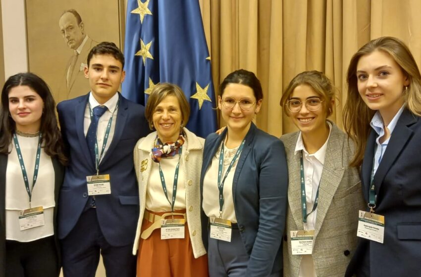  Tres alumnas y un alumno del IES Bernardo de Balbuena de Valdepeñas han participado en la Sesión Autonómica del Modelo de Parlamento Europeo (MEP)