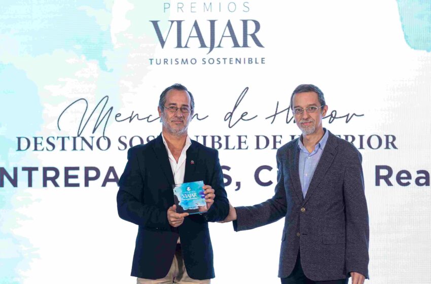  Luis Alberto Lara recoge la Mención de Honor a Entreparques en los II Premios de Turismo Sostenible de la revista ‘Viajar’