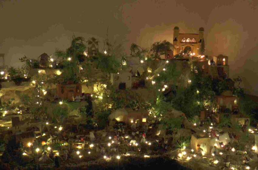  La Hermandad de Nuestra Señora de la Soledad realiza un original belén de Playmobil