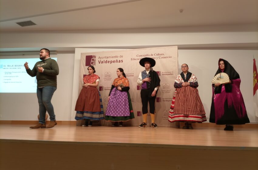  Se ha celebrado en el Centro Cultural La Confianza de Valdepeñas, la conferencia «El Manchego y la Manchega, porbajo y porcina» por Javier Ramírez Ruíz