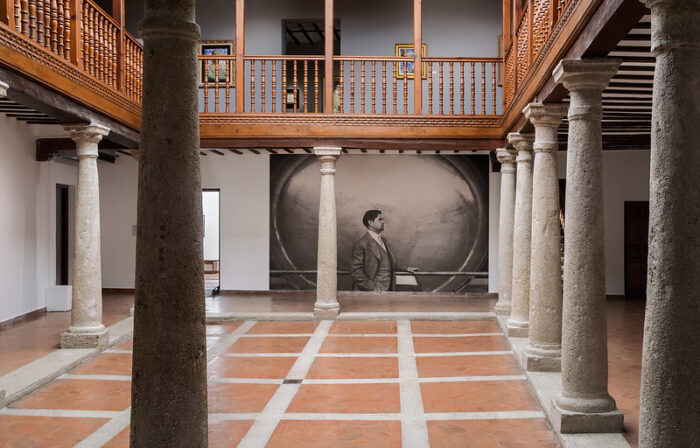 Museo Gregorio Prieto – Patio de columnas presidido por una monumental imagen del artista
