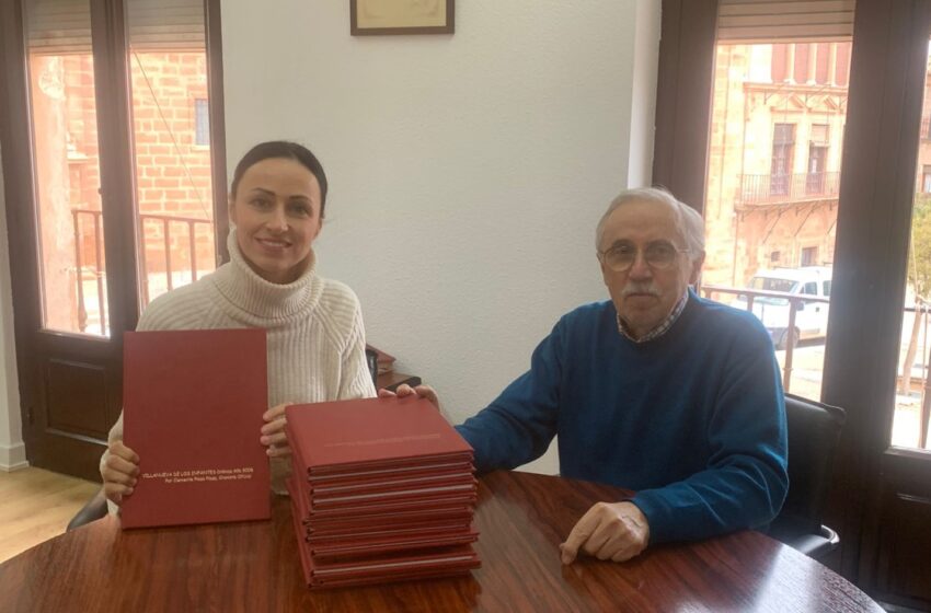  El Cronista Oficial de Villanueva de los Infantes hace entrega a la Alcaldesa de las Crónicas encuadernadas de un amplio periodo
