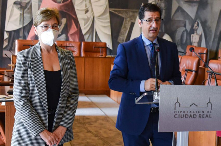  La paratrialeta Marta Francés y la profesora de música invidente Cristina Ruiz, VII Premio por la Igualdad Diputación de Ciudad Real