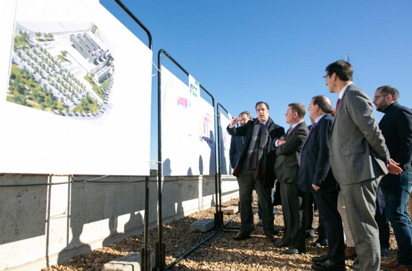  Caballero visita las obras del nuevo hospital de Puertollano