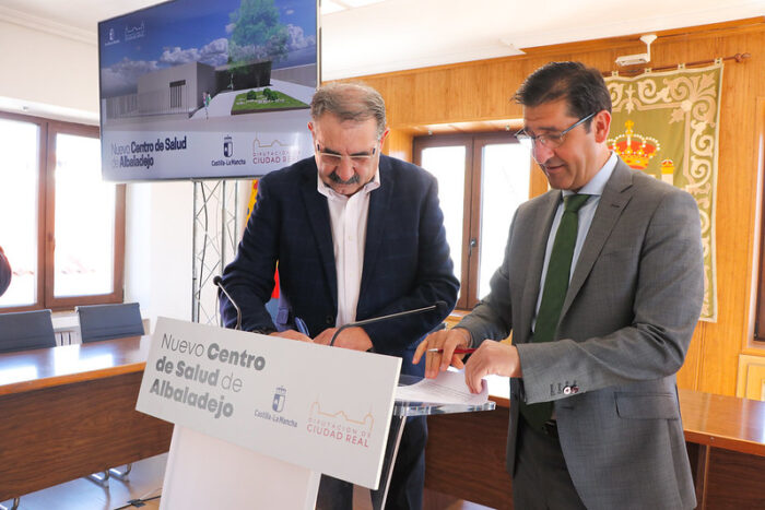 Firma de protocolo para la construcción de un nuevo centro de salud en Albaladejo
