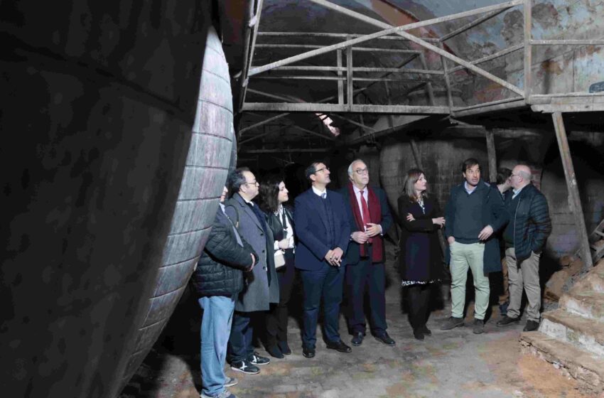  Julián Nieva y José Manuel Caballero visitan el futuro espacio que Manzanares dedicará al vino