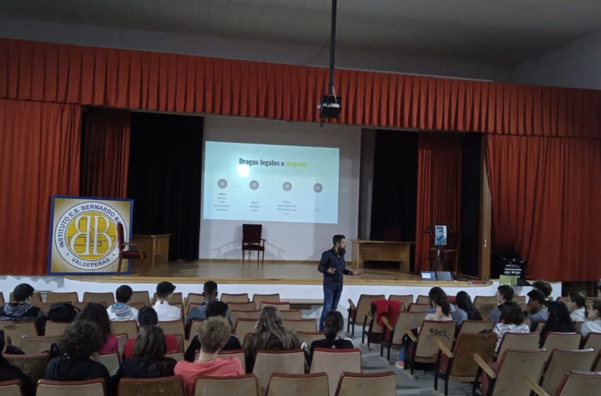  Servicios Sociales imparte una charla a un centenar de jóvenes sobre sustancias tóxicas y adicciones
