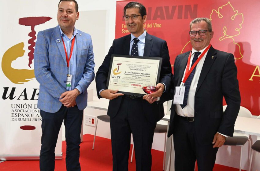  Caballero es reconocido con el premio Tastevin de Cristal de la UAES por su apoyo al sector del vino