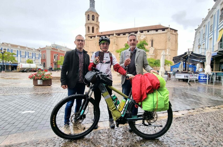  Jesús Martín recibe en su llegada al veterano deportista Manuel Novés tras su último reto