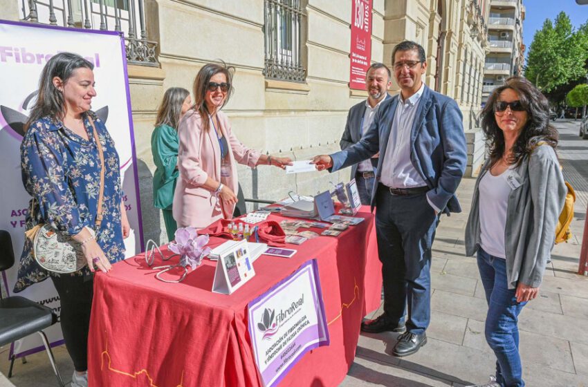  Caballero se interesa por la actividad que lleva a cabo la Asociación de Enfermos y Familiares de Fibromialgia y Síndrome de Fatiga Crónica