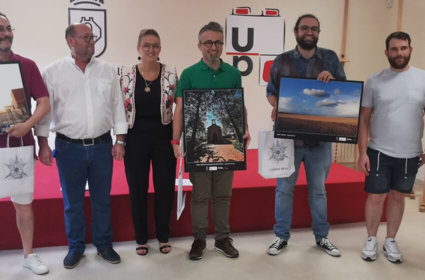  La Universidad Popular de Ciudad Real premia a los ganadores de su concurso fotográfico estival.