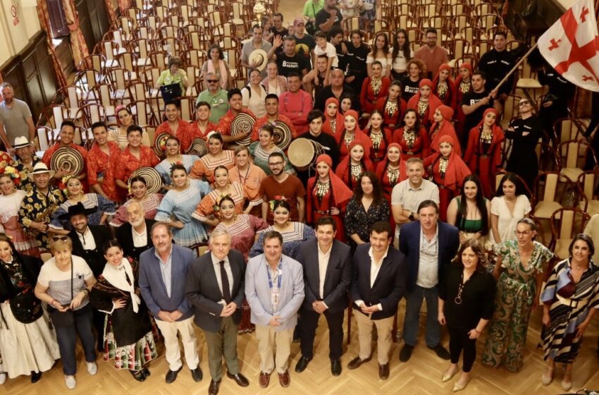 Autoridades de Ciudad Real reciben a grupos participantes de Colombia, Georgia y Granada en Festival Internacional de Folclore.