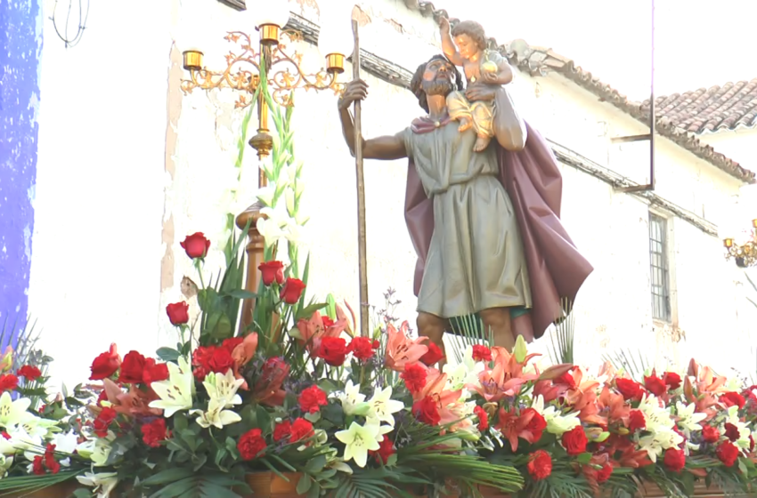  Los vecinos de los Llanos expresan su devoción en la Procesión de San Cristóbal en Valdepeñas.