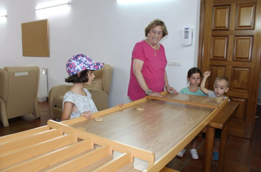  Los usuarios del Centro de Día Casa Don Manolito de Villanueva de los Infantes reciben la visita de jóvenes del Campamento de Verano