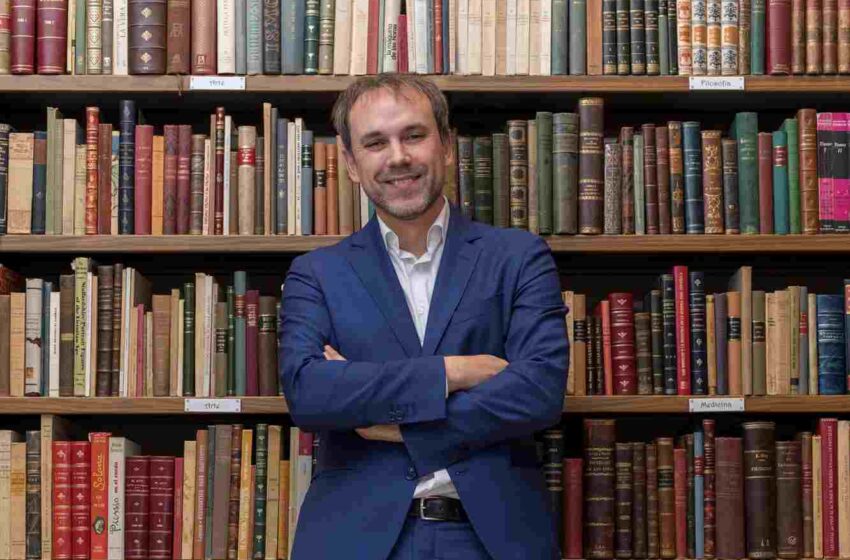  Luis Zueco, el autor de El tablero de la reina, visitará la Biblioteca 3.0 del IES Gregorio Prieto