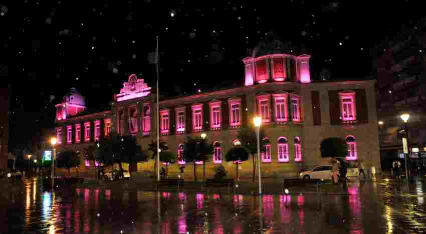  La Diputación suma la iluminación del Palacio Provincial a la causa de AMUMA y contribuye a concienciar sobre el cáncer de mama